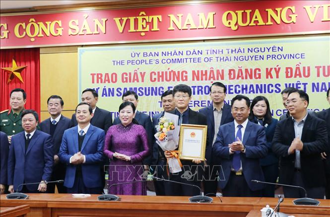 Trong ảnh: Lãnh đạo tỉnh Thái Nguyên trao giấy chứng nhận đăng ký đầu tư mở rộng cho đại diện Công ty TNHH Samsung Electro-Mechanics Việt Nam. Ảnh: Hoàng Nguyên - TTXVN