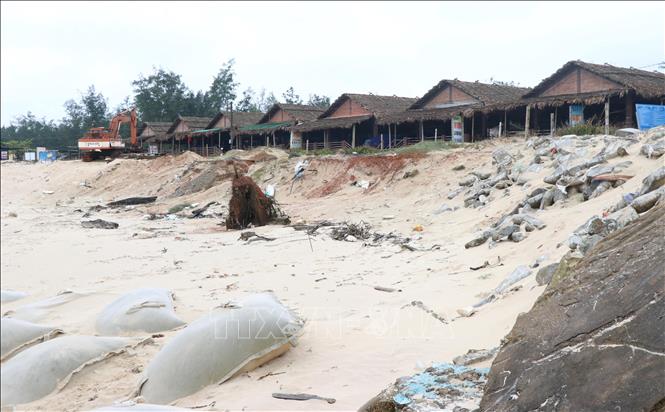 Trong ảnh: Rác thải và đất, đá nằm ngổn ngang trên bãi tắm Gio Hải. Ảnh: Nguyên Lý - TTXVN