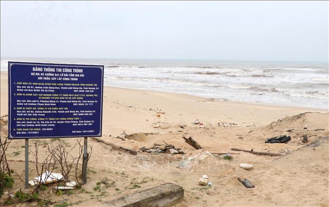 Trong ảnh: Rác thải không được thu dọn khiến bãi tắm Gio Hải nhếch nhác. Ảnh: Nguyên Lý - TTXVN