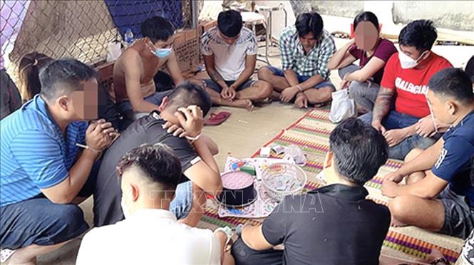 Trong ảnh: Các đối tượng đánh bạc bị bắt giữ tại hiện trường. Ảnh: TTXVN phát