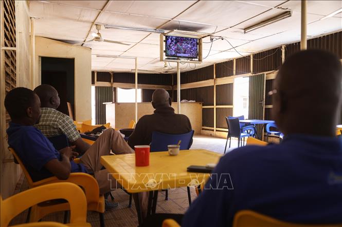 Trong ảnh: Người dân theo dõi lễ nhậm chức Tổng thống Burkina Faso của ông Paul-Henri Damiba trên ti vi tại một quán cà phê ở Ouagadougou ngày 16/2/2022. Ảnh: AFP/ TTXVN