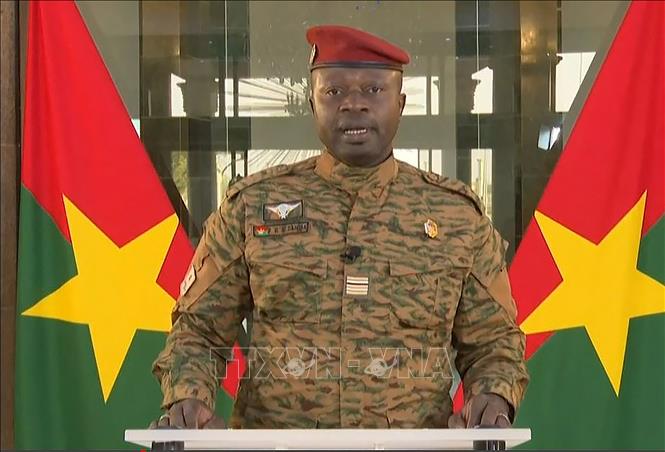 Trong ảnh (tư liệu): Trung tá Paul-Henri Damiba phát biểu trên truyền hình Burkina Faso ngày 27/1/2022. Ảnh: AFP/ TTXVN