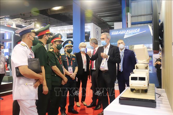 The Vietnamese delegation visits the show. VNA Photo: Lê Dương