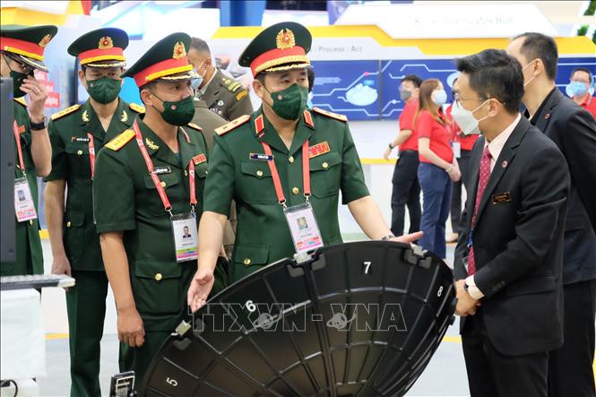 The Vietnamese delegation visits the show. VNA Photo: Lê Dương