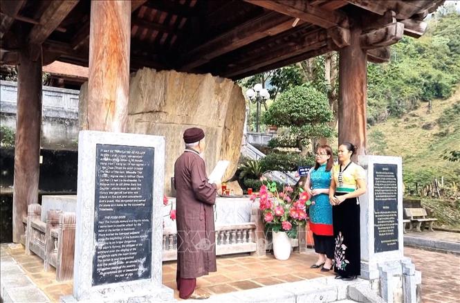 Trong ảnh: Du khách đến tham quan, tìm hiều về Bia Lê Lợi - bảo vật quốc gia ở Đền thờ Vua Lê Lợi, xã Lê Lợi, huyện Nậm Nhùn, tỉnh Lai Châu. Ảnh: Nguyễn Oanh-TTXVN.