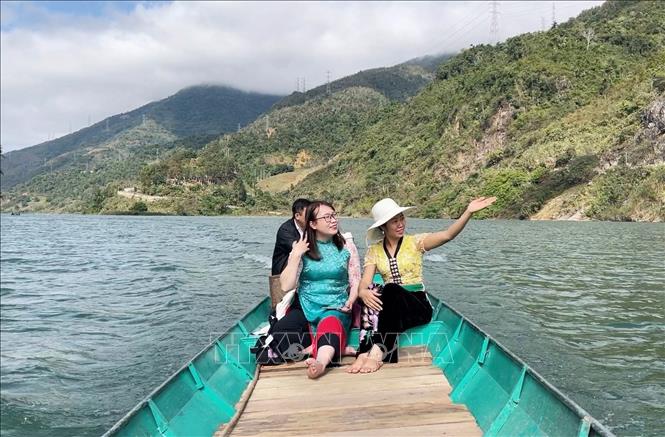 Trong ảnh: Đến với Đền thờ Vua Lê Lợi, ở xã Lê Lợi, huyện Nậm Nhùn, du khách còn được ngắm nhìn cảnh quan thiên nhiên hùng vĩ trên sông Đà. Ảnh: Nguyễn Oanh-TTXVN