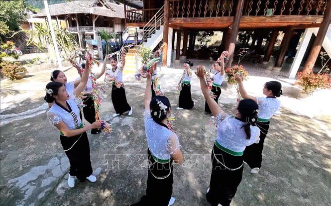 Trong ảnh: Đến với Đền thờ Vua Lê Lợi, ở xã Lê Lợi, huyện Nậm Nhùn, du khách còn được chiêm ngưỡng điệu xòe của đồng bào Thái nơi đây. Ảnh: Nguyễn Oanh-TTXVN