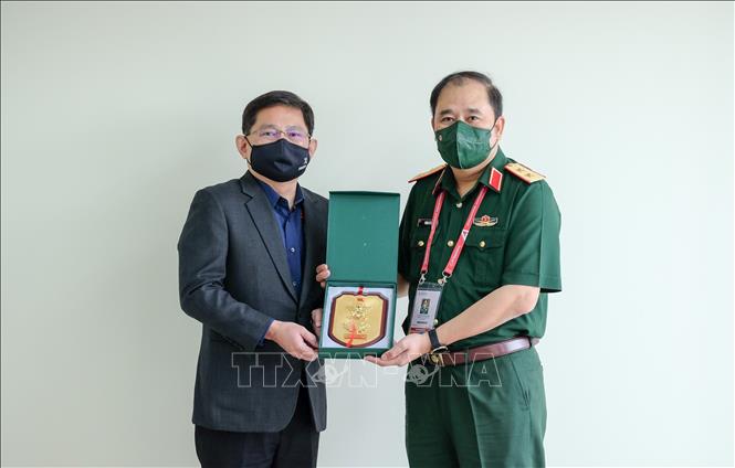 Lieutenant General Phung Si Tan, Deputy Chief of the General Staff of the Vietnam People's Army meets Leck Chet Lam, Managing Director of Experia in the framework of the show. VNA Photo: Lê Dương