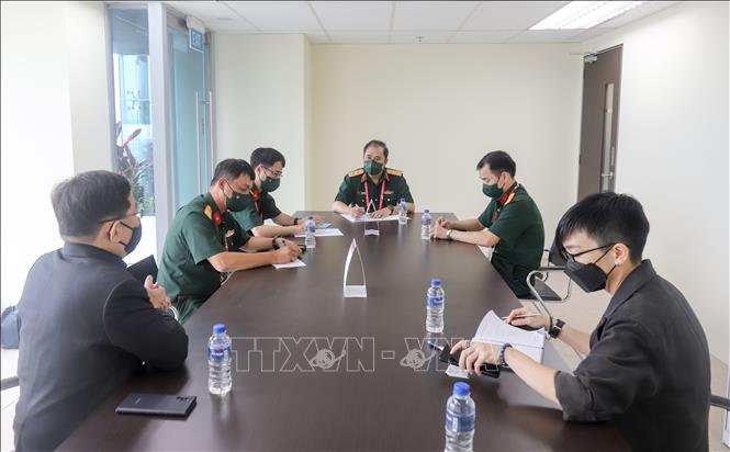 The Vietnamese delegation has a working session with Experia, the organiser of the Singapore Airshow 2022. VNA Photo: Lê Dương