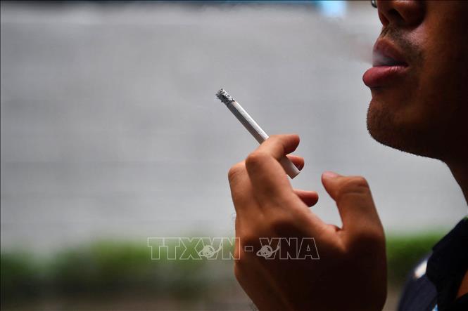 Trong ảnh (tư liệu): Người dân hút thuốc lá trên đường phố tại Bangkok, Thái Lan. Ảnh: AFP/TTXVN