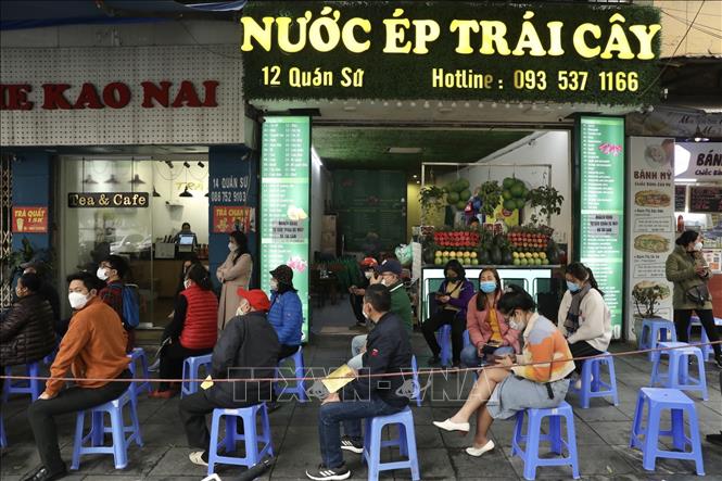 Trong ảnh: Người dân phường Hàng Bông đến tiêm chủng vaccine phòng COVID-19 chiều 17/2/2022. Ảnh: Minh Quyết - TTXVN