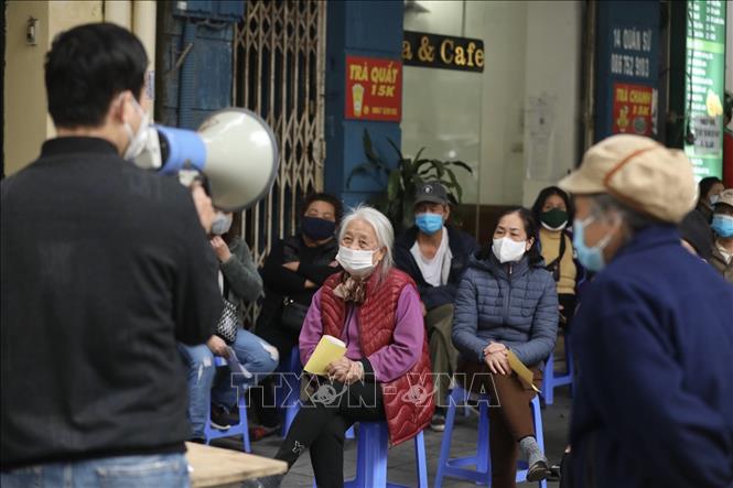 Trong ảnh: Người dân phường Hàng Bông đến tiêm chủng vaccine phòng COVID-19 chiều 17/2/2022. Ảnh: Minh Quyết - TTXVN