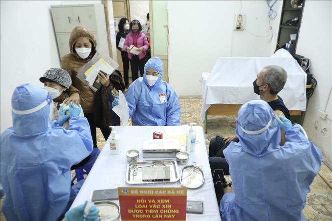 Trong ảnh: Nhân viên y tế tiêm vaccine phòng COVID-19 cho người dân phường Hàng Bông (quận Hoàn Kiếm) chiều 17/2/2022. Ảnh: Minh Quyết - TTXVN