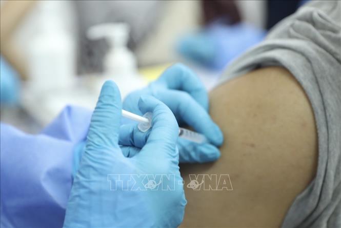 Trong ảnh: Nhân viên y tế tiêm vaccine phòng COVID-19 cho người dân phường Hàng Bông (quận Hoàn Kiếm) chiều 17/2/2022. Ảnh: Minh Quyết - TTXVN