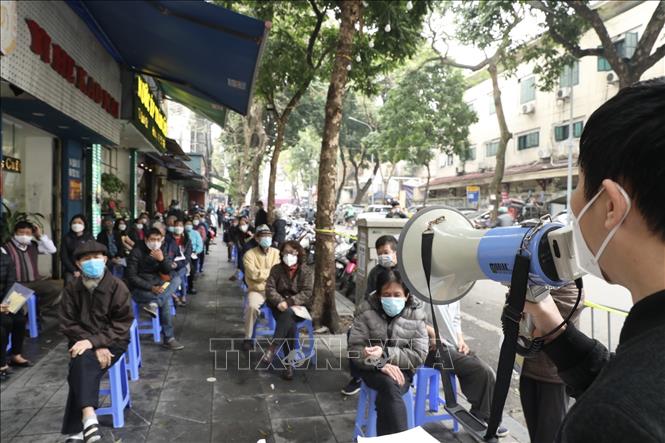 Trong ảnh: Người dân phường Hàng Bông đến tiêm chủng vaccine phòng COVID-19 chiều 17/2/2022. Ảnh: Minh Quyết - TTXVN