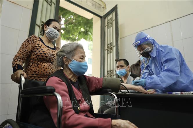 Trong ảnh: Khu vực khám sàng lọc trước tiêm tại điểm tiêm chủng vaccine phòng COVID-19 phường Hàng Bông (quận Hoàn Kiếm). Ảnh: Minh Quyết - TTXVN
