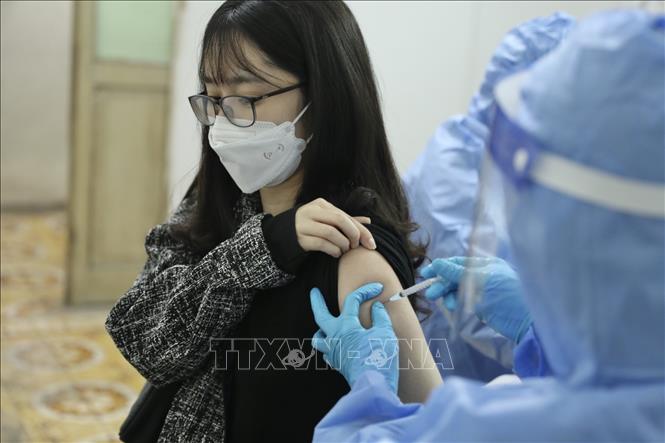 Trong ảnh: Nhân viên y tế tiêm vaccine phòng COVID-19 cho người dân phường Hàng Bông (quận Hoàn Kiếm) chiều 17/2/2022. Ảnh: Minh Quyết - TTXVN