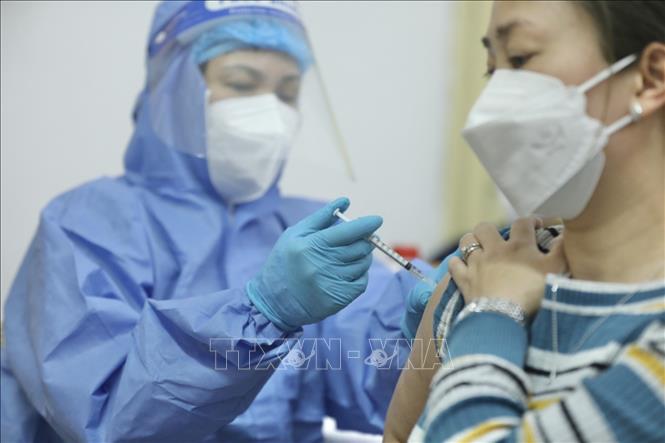 Trong ảnh: Nhân viên y tế tiêm vaccine phòng COVID-19 cho người dân phường Hàng Bông (quận Hoàn Kiếm) chiều 17/2/2022. Ảnh: Minh Quyết - TTXVN