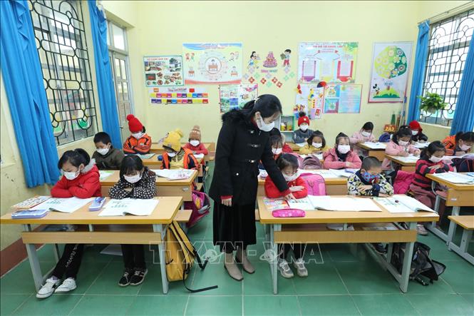 Trong ảnh: Các em học sinh Lớp 2A3, Trường Tiểu học Quảng Lạc, thành phố Lạng Sơn đảm bảo mặc đủ ấm, lớp đủ hệ thống cửa chắn gió lùa, đủ ánh sáng khi học trong thời tiết lạnh. Ảnh: Anh Tuấn – TTXVN