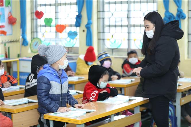 Trong ảnh: Các em học sinh Lớp 2A2, Trưởng Tiểu học Quảng Lạc, thành phố Lạng Sơn đảm bảo mặc đủ ấm, lớp đủ hệ thống cửa chắn gió lùa, đủ ánh sáng khi học trong thời tiết lạnh. Ảnh: Anh Tuấn – TTXVN