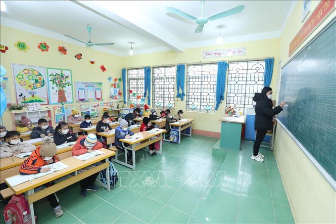 Trong ảnh: Các em học sinh Lớp 2A2, Trưởng Tiểu học Quảng Lạc, Thành phố Lạng Sơn đảm bảo mặc đủ ấm, lớp đủ hệ thống cửa chắn gió lùa, đủ ánh sáng khi học trong thời tiết lạnh. Ảnh: Anh Tuấn – TTXVN