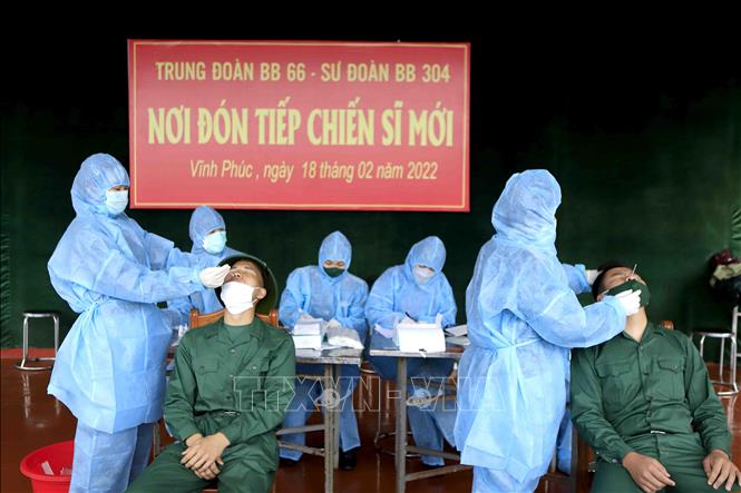 Trong ảnh: Chiến sĩ mới được test COVID -19 tại Trung đoàn bộ binh 66. Ảnh: Hoàng Hùng- TTXVN
