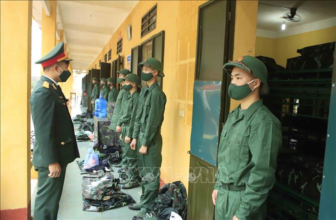 Trong ảnh: Kiểm tra quân tư trang của tân binh trước khi biên chế vào các đơn vị của Trung đoàn bộ binh 66. Ảnh: Hoàng Hùng- TTXVN
