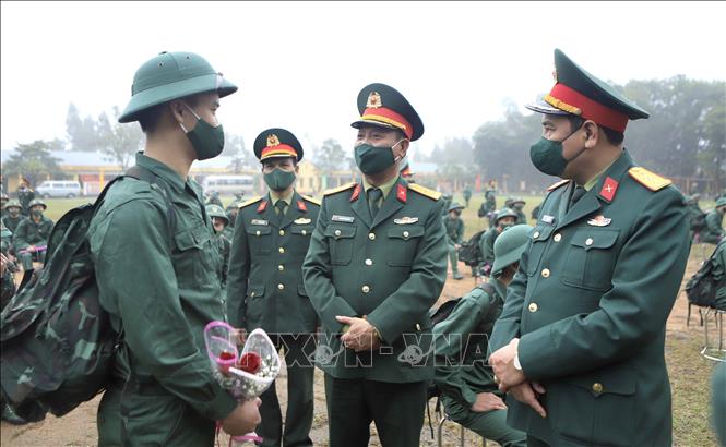 Trong ảnh: Đại tá Nguyễn Thanh Tình Phó Chính ủy Quân đoàn 2 (thứ 2 từ phải sang), Đại tá Trịnh Ca Sư đoàn trưởng Sư đoàn 304, Quân đoàn 2 (đầu tiên từ phải sang) động viên chiến sĩ mới nhập ngũ tại Trung đoàn bộ binh 66. Ảnh: Hoàng Hùng- TTXVN