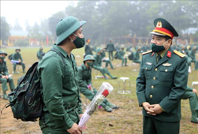 Trong ảnh: Đại tá Nguyễn Thành Bắc Chính ủy Sư đoàn 304, thăm hỏi, động viên chiến sĩ mới nhập ngũ tại Trung đoàn bộ binh 66, Sư đoàn 304. Ảnh: Hoàng Hùng- TTXVN