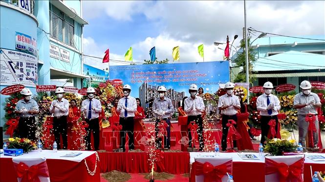 Trong ảnh: Lãnh đạo tỉnh An Giang khởi công giai đoạn 2 công trình Bệnh viện Sản-Nhi An Giang, khối Nhi 200 giường. Ảnh: Thanh Sang – TTXVN
