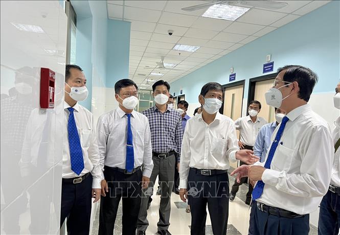 Trong ảnh: Lãnh đạo ngành y tế tỉnh An Giang tham quan công trình Khối Sản 200 giường hoàn thành đưa vào sử dụng. Ảnh: Thanh Sang – TTXVN