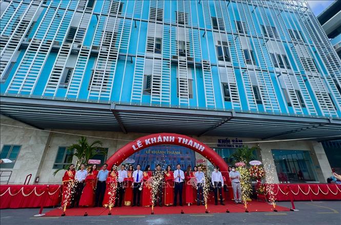 Trong ảnh: Lãnh đạo tỉnh An Giang cắt băng khánh thành giai đoạn 1 công trình Bệnh viện Sản-Nhi An Giang, khối Sản 200 giường. Ảnh: Thanh Sang – TTXVN
