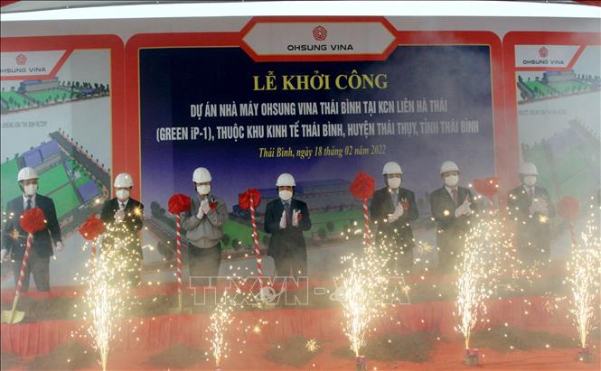 Trong ảnh: Các đại biểu thực hiện nghi thức khởi công Nhà máy Ohsung Vina Thái Bình. Ảnh: Thế Duyệt – TTXVN 