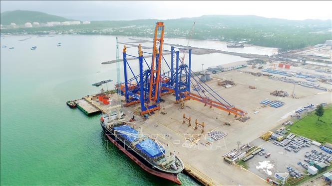 Photo: The two STS cranes are delivered to Gemalink international port. VNA Photo: Sỹ Thắng