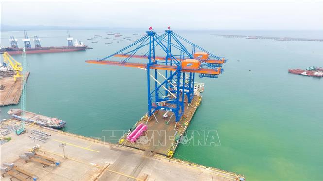 Photo: The STS cranes are able to serve for vessels of 250,000 DWT. VNA Photo: Sỹ Thắng
