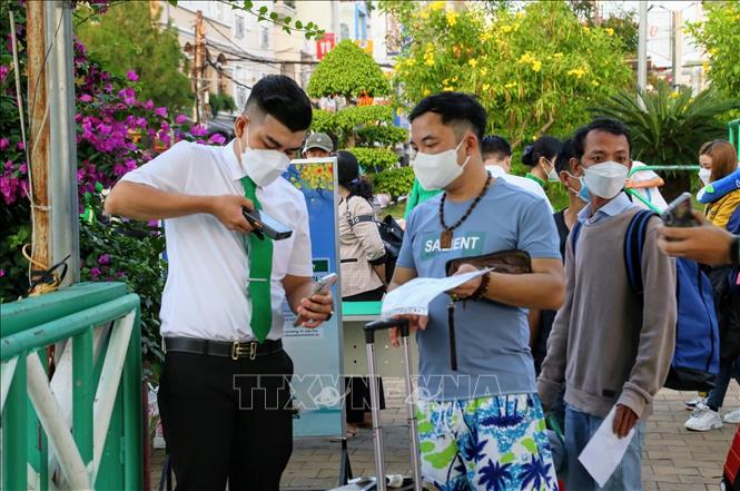 Hành khách làm thủ tục trước khi lên tàu đi Côn Đảo. Ảnh: TTXVN phát