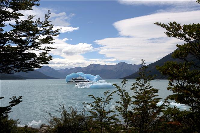 Những tảng băng khổng lồ tách ra từ sông băng Perito Moreno tạo nên cảnh quan vô cùng bắt mắt ở khu vực bán đảo Magallanes, xen giữa là những con tàu đưa du khách chiêm ngưỡng vẻ đẹp của kỳ quan này. Ảnh: Phạm Hoài Nam (P/v TTXVN tại Argentina)