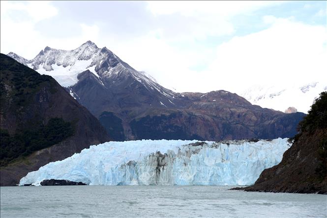 Sông băng Spegazzini nằm ở khu vực biên giới giữa Argentina và Chile, được coi là một trong những sông băng quan trọng nhất ở Công viên Quốc gia Los Glaciares. Sông băng này cao được cho là lớn nhất ở khu vực này với diện tích khoảng 130 km vuông và chiều cao lên tới 130 mét. Tuy nhiên, con sông băng này chỉ có thể tiếp cận bằng đường thủy và cũng không thể tới quá gần do liên tục bị sụt lở do sự tình trạng nóng lên của Trái đất. Ảnh: Phạm Hoài Nam (P/v TTXVN tại Argentina)