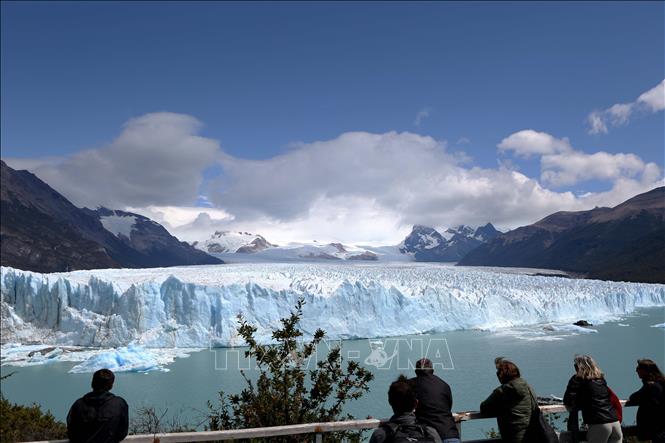 Hàng năm sông băng Perito Moreno thu hút hàng triệu lượt khách từ khắp nơi trên thế giới tới thăm không chỉ bởi sự kỳ vĩ mà còn là do nó có thể tiếp cận được một cách khá thuận tiện cả bằng đường thủy và đường bộ. Ảnh: Phạm Hoài Nam (P/v TTXVN tại Argentina)