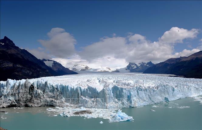 Theo các nhà khoa học thì điều đáng kinh ngạc là bề mặt của sông băng Perito Moreno phát triển từ 2 đến 3 mét mỗi ngày ở khu vực trung tâm nhất của nó và ít hơn nửa mét mỗi ngày ở các cạnh. Đây là sự khác biệt lớn so với các con sông băng khác ở khu vực và trên thế giới vốn có xu hướng giảm dần diện tích do sự nóng lên của Trái đất. Ảnh: Phạm Hoài Nam (P/v TTXVN tại Argentina)