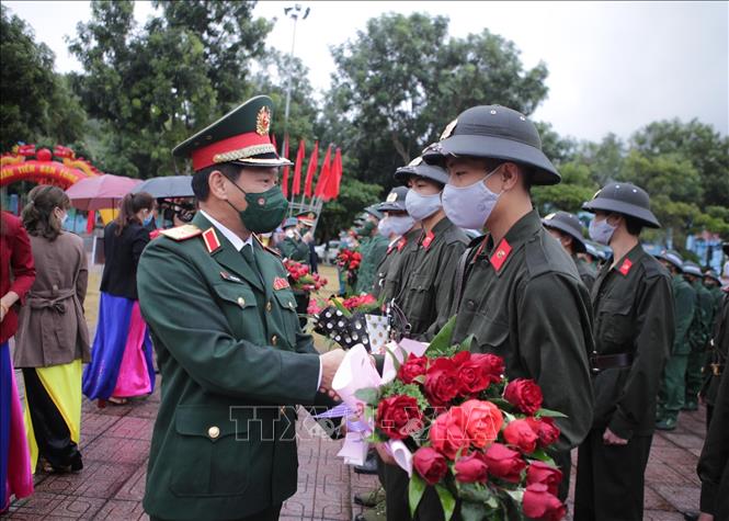 Phó Chính ủy Quân khu 2, Thiếu tướng Trần Ngọc Tuấn tặng hoa động viên tân binh lên đường nhập ngũ. Ảnh: Quý Trung – TTXVN