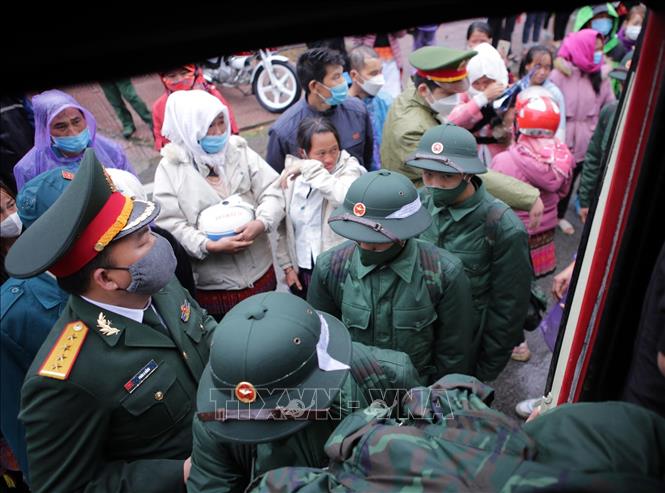 Tân binh hăng hái lên đường nhập ngũ. Ảnh: Quý Trung – TTXVN