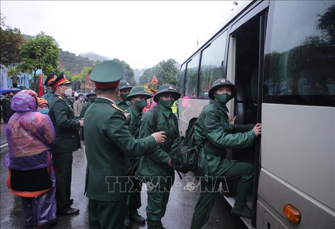 Tân binh hăng hái lên đường nhập ngũ. Ảnh: Quý Trung – TTXVN