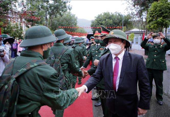 Phó Chủ tịch Thường trực UBND tỉnh Lai Châu Tống Thanh Hải bắt tay động viên tân binh lên đường nhập ngũ. Ảnh: Quý Trung  - TTXVN