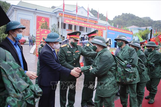 Các đồng chí lãnh đạo bắt tay động viên thanh niên ưu tú đã trúng tuyển nghĩa vụ quân sự, lên đường nhập ngũ. Ảnh: Quý Trung – TTXVN