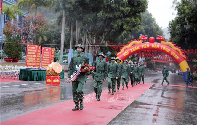 Tân binh hăng hái lên đường nhập ngũ. Ảnh: Quý Trung – TTXVN