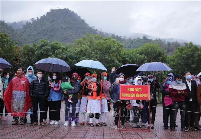 Đông đảo người thân của tân binh đến tiễn đưa con em lên đường nhập ngũ. Ảnh: Quý Trung - TTXVN