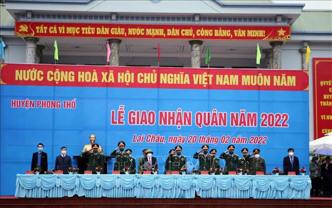 Đoàn chủ tịch của lễ giao nhận quân năm 2022 tại huyện biên giới Phong Thổ, tỉnh Lai Châu. Ảnh: Quý Trung - TTXVN