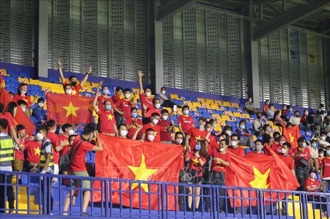Cổ động viên Việt Nam ăn mừng bàn thắng của đội nhà. Ảnh: 	
Nguyễn Vũ Hùng-Pv TTXVN tại Campuchia
