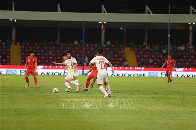 Pha tranh chấp bóng giữa U23 Việt Nam và Singapore. Ảnh: Nguyễn Vũ Hùng-Pv TTXVN tại Campuchia